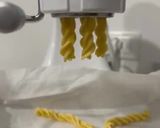 Foto del passaggio 2 della ricetta Fusilli (fatti in casa) con il pesto di basilico e nocciole 🍝🌱