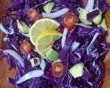 Foto del paso 4 de la receta: Ensalada fresca de repollo, tomate, cebolla y palta
