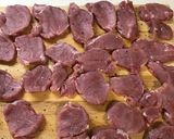 Foto del paso 1 de la receta: Solomillos en salsa de cebolla
