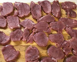 Foto del paso 1 de la receta: Solomillos en salsa de cebolla