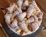 Foto del paso 19 de la receta: Tarta de nata y crema con conos de hojaldre relleno