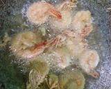 Foto langkah ke 2 dari resep Nasi Daun Jeruk dengan Udang dan Sambal Matah.