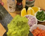 รูปขั้นตอนการทำที่ 2 ของ กุ้งคาจันกับกัวคามัวเอ (Cajun Shrimp with Guacamole)