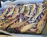 Une image de l'étape 6 de Filets de grondin aux oignons rouges, ananas, gingembre et herbes aromatiques.
