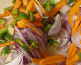 Foto del paso 1 de la receta: Arroz relleno de atún y vegetales. 🥕🌶🌰