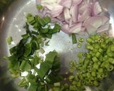 รูปขั้นตอนการทำที่ 2 ของ ยำขนมจีนปลาทูหมูสับ