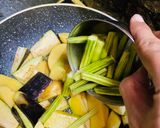 সজনে ডাঁটার ঝালের ঝোল(Sajne datar jhaler jhol recipe in Bengali) রেসিপির ধাপ 2 ছবি