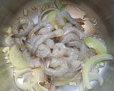 Foto langkah ke 2 dari resep Sup Tahu Enoki Udang.