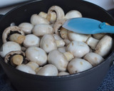 A picture of step 1 of Marinade mushrooms.