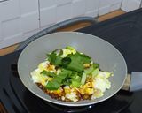 Foto langkah ke 4 dari resep Telur Orak Arik Warmindo Karya Anindya.