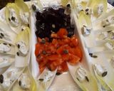 Foto del paso 3 de la receta: Endibias con crema de queso y tahini con semillas de sésamo negro
