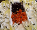 Foto del paso 3 de la receta: Endibias con crema de queso y tahini con semillas de sésamo negro