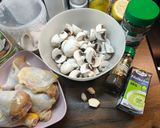 Fehérboros csirkepörkölt kakukkfűvel és gombával recept fázis 1 fotója