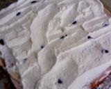 Foto del passaggio 2 della ricetta Rotolo di pasta biscotto farcito con panna e ciliegie 🍒