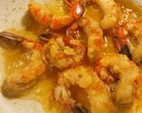 Foto del paso 5 de la receta: Gambones con ajo fermentado en miel y timbal de arroz al curry