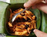 Foto langkah ke 7 dari resep Nasi Bakar Kotak Ayam Suwir.