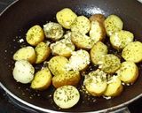 Foto langkah ke 2 dari resep Garlic Cheese Potatoes.