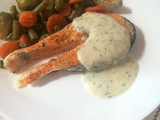 Salmón a la plancha con salsa de eneldo ligera