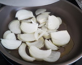 Foto del paso 1 de la receta: Coca de hojaldre de espinacas, cebolla, uvas pasas y mozzarella
