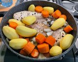 Une image de l'étape 9 de Rouelle de porc confite aux pommes de terre, carottes et champignons.