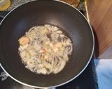 Foto langkah ke 2 dari resep Tumis sayuran wortel udang.