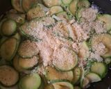 Foto del paso 4 de la receta: Calabacitas salteadas con queso parmesano