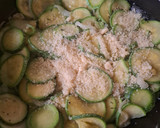 Foto del paso 4 de la receta: Calabacitas salteadas con queso parmesano