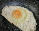 Foto del paso 2 de la receta: Tostada frita con huevo