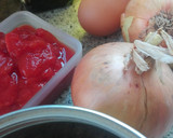Foto del paso 1 de la receta: Huevos escalfados sobre tomate triturado