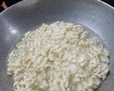 A picture of step 2 of Maggi Pizza.