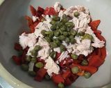 Une image de l'étape 6 de Salade marinée aux pommes de terre, poivrons grillés, thon, câpres et mozzarella.