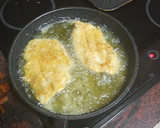 Foto del paso 3 de la receta: Gallo adobado y empanado con papas cocidas y mojo de pimiento