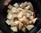 A picture of step 5 of Bengali style Ol or Elephant Yam Dalna.