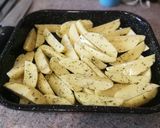 Foto del paso 3 de la receta: Alitas de pollo adobadas con patatas gajo al horno