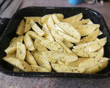 Foto del paso 3 de la receta: Alitas de pollo adobadas con patatas gajo al horno