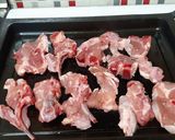 Foto del paso 2 de la receta: Chuletitas de cordero con fritada de pimiento y cebolla
