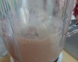 Foto langkah ke 3 dari resep Banana Strawberry Smoothies.