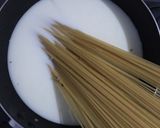 Foto langkah ke 4 dari resep Fettucini Carbonara Modif (Rebus pasta di susu!).
