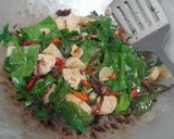 Foto langkah ke 5 dari resep Tumis Tahu Kuning Ikan Pindang.