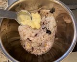Hình bước làm 3 của món Cơm rang thập cẩm với lá cần tây (Fried rice with celery leaves)