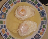 Foto del paso 4 de la receta: Huevos fritos en cama de puré de patata
