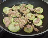 Foto del paso 2 de la receta: Tortilla rápida de calabacín y atún
