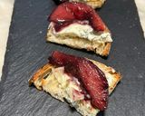 Foto del passaggio 2 della ricetta Pere caramellate nel vino con il gongorzola