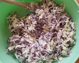 Foto del paso 2 de la receta: Ensalada de col con aderezo de tahini y yogurt