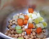 Foto del paso 1 de la receta: Garbanzos guisados con taquitos de jamón