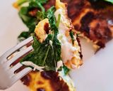 Foto del paso 4 de la receta: Omelette de rúcula y queso 🧀 Tortilla francesa de queso y rúcula 🌱