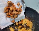 Foto langkah ke 3 dari resep Ayam Saus Telur Asin.