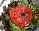 Une image de l'étape 5 de Salade aux tomates, feta, oignon italien et pistaches.