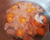 Foto langkah ke 4 dari resep Sop Sosis Bakso Rambutan.