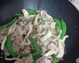 รูปขั้นตอนการทำที่ 2 ของ ผัดเห็ดนางฟ้าถั่วหวานหมูสับ